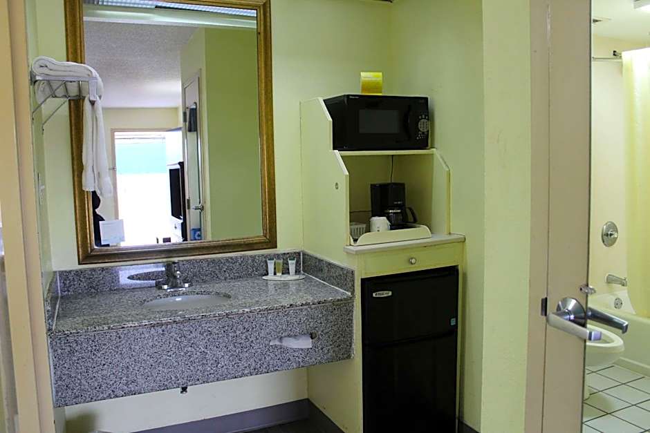 Days Inn by Wyndham Marianna