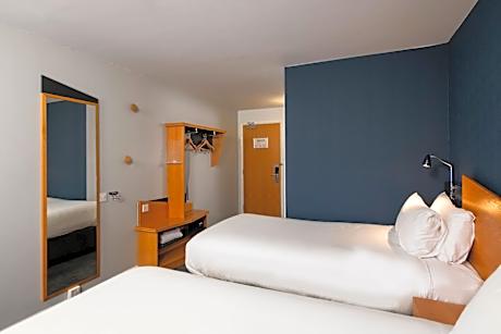 Standard Twin Room with Free Hot Breakfast