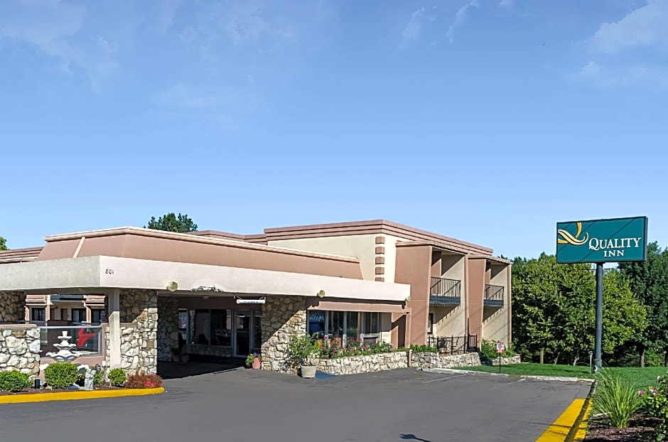 Super 8 by Wyndham Lawrence