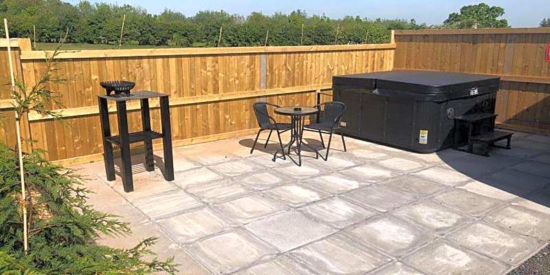 Superior Glamping Pod with Hot Tub