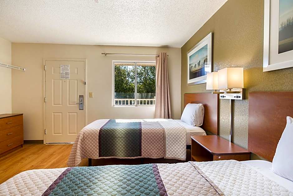 HomeTowne Studios by Red Roof Spartanburg - Asheville Highway