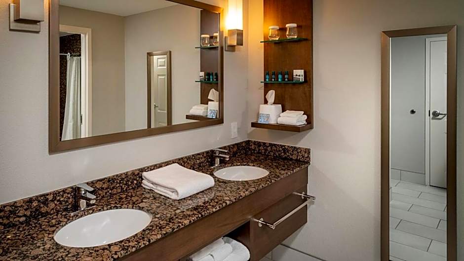 Delta Hotels by Marriott Huntington Mall