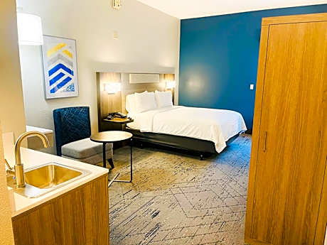 Queen Studio - Disability Access/Roll-in Shower/Non-Smoking