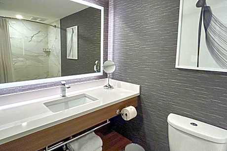 Deluxe Room - Queen (Marina View)