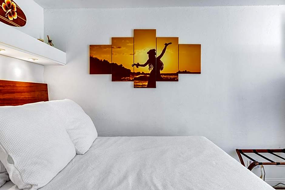 DOWNTOWN Hawaiian Theme Condo with Hot Tub, Pool & Beach - Kona Islander Inn