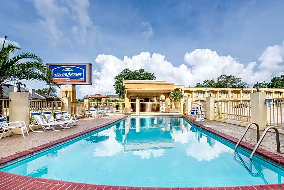 Howard Johnson by Wyndham Historic Lake Charles