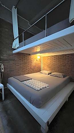 Single Bed in Mixed Dormitory Room
