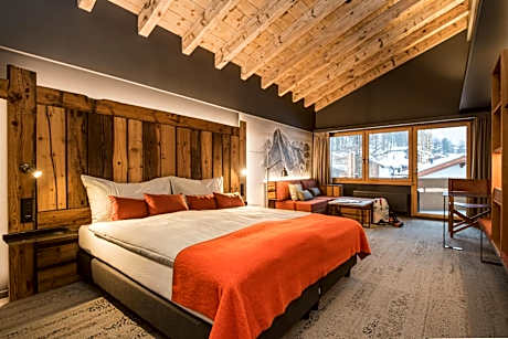 BaseCamp Hotel