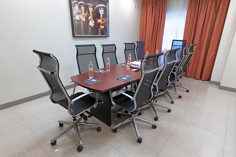 Holiday Inn Express & Suites Guadalajara Aeropuerto By IHG