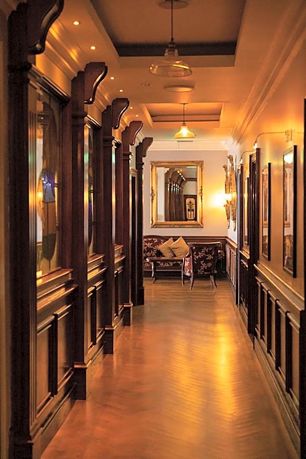 Lakeside Manor Hotel