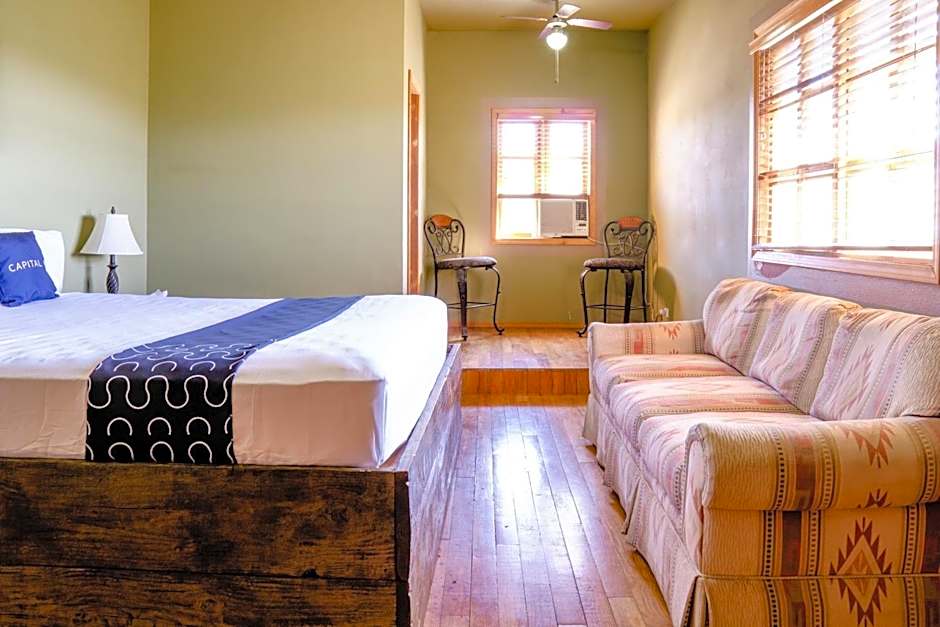 Capital O Hotel Villa Azura