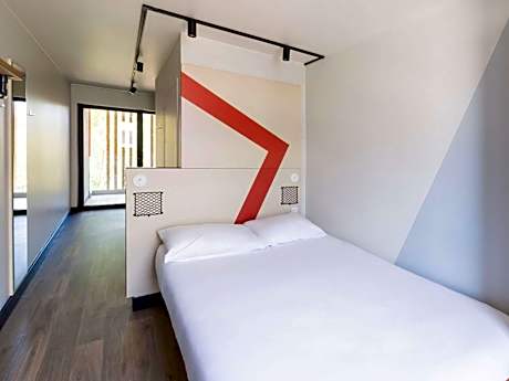 Standard Room with Two Single Beds and Balcony