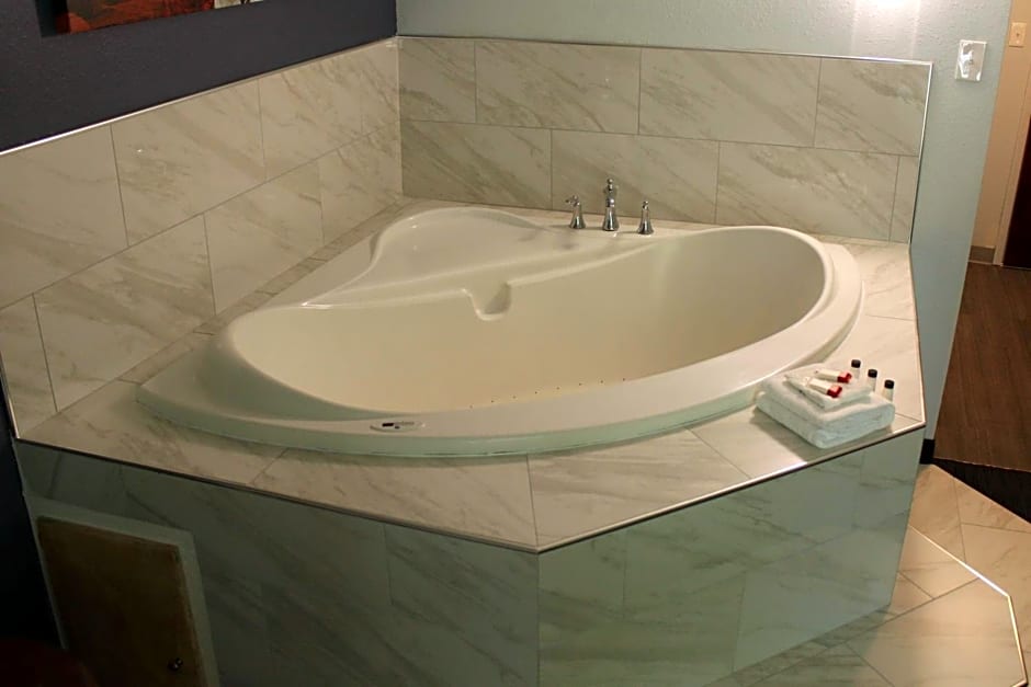 Travelodge by Wyndham Water's Edge Hotel - Racine