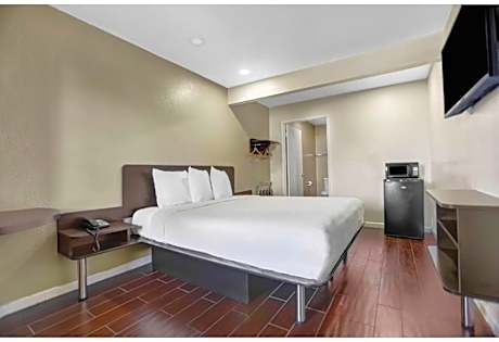 1 King Bed | Non-Smoking, Kitchen