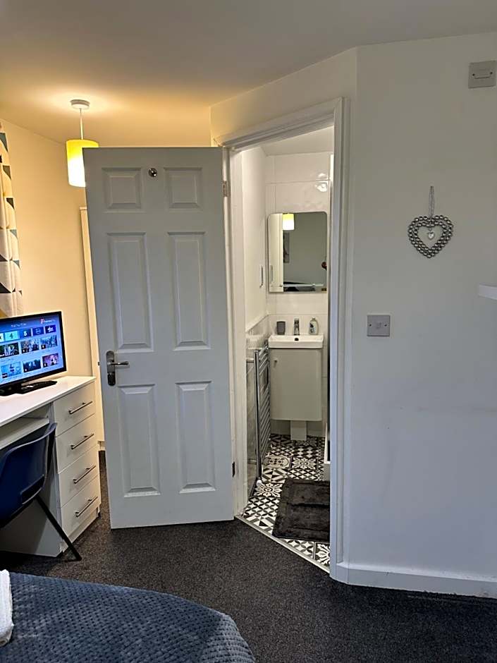 Lovely Town house Room 4