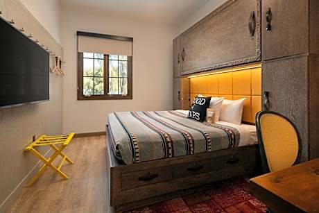 COZY KING - 175 SQF, Guest room, Poolside, Pool