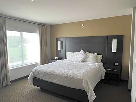 Large King Studio with Sofa Bed and Roll-In Shower - Mobility Accessible