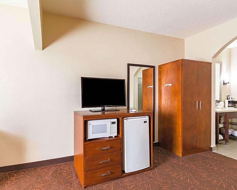 Econo Lodge Inn & Suites East Houston I-10