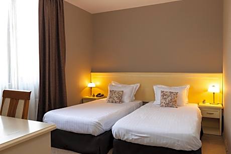 Studio with Twin Beds