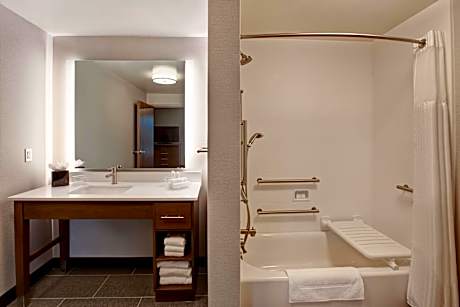 1 King Mobilty/Hearing Access Tub Studio Nosm