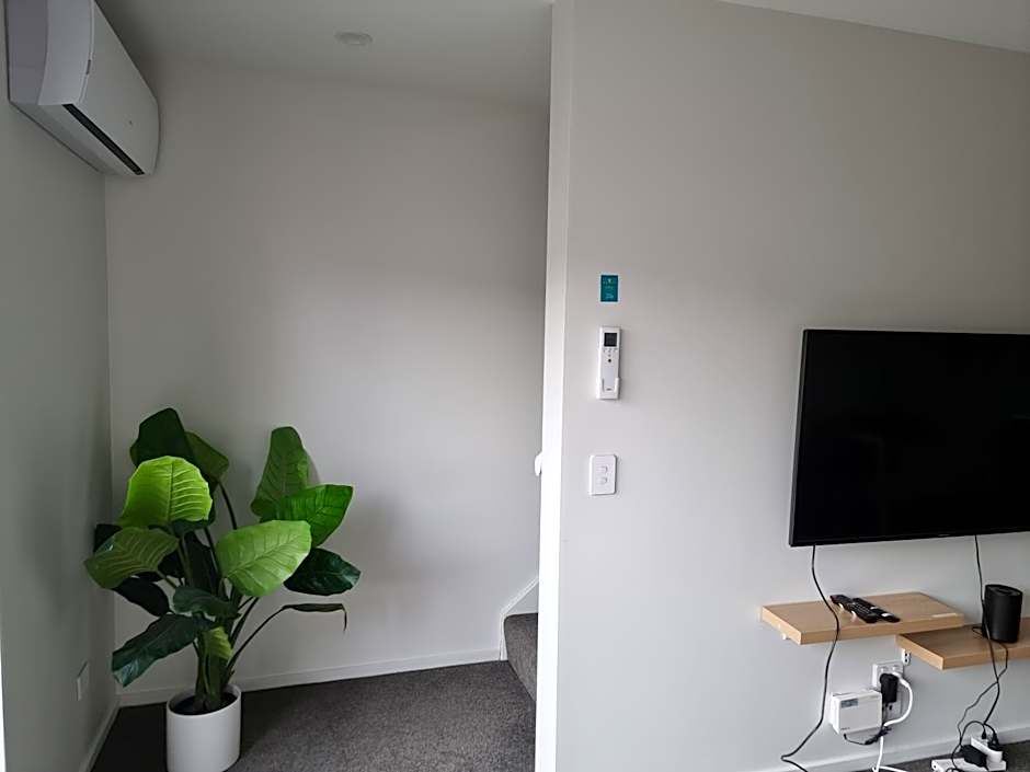 Addington townhouse with carpark 8mins walk to Hagley park south