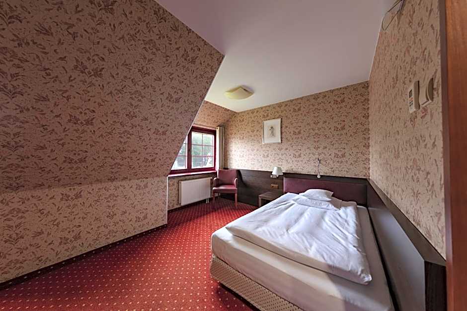 Photo 1 of 4 of Single Room