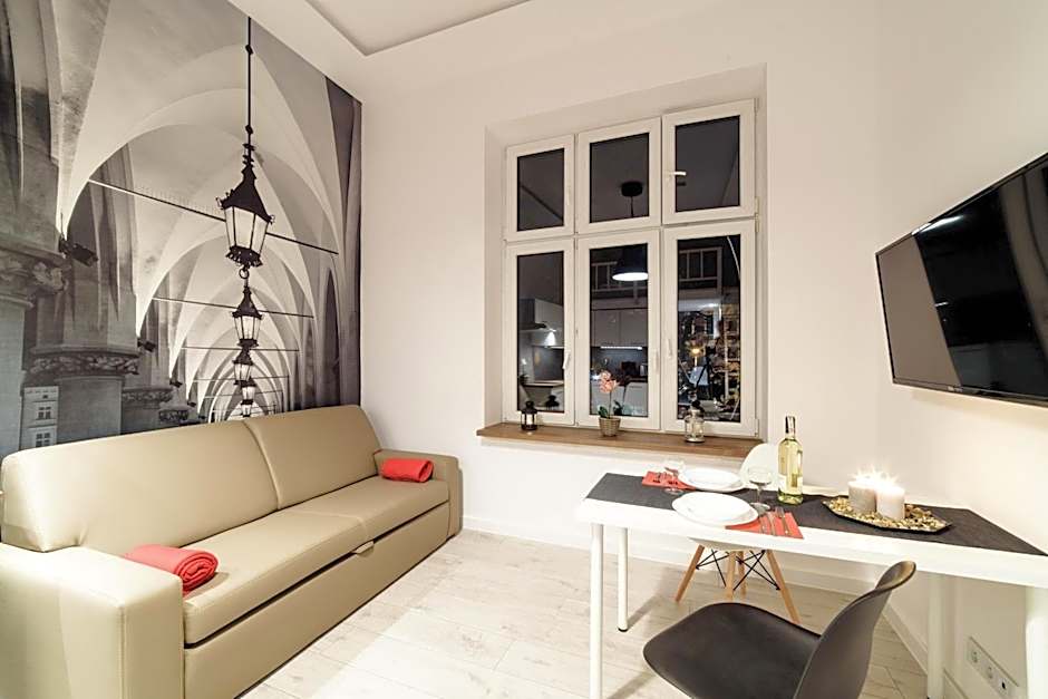 2 Nights Apartments - great location, right next to Main Rail and Bus Station, 10 min to Main Square by foot