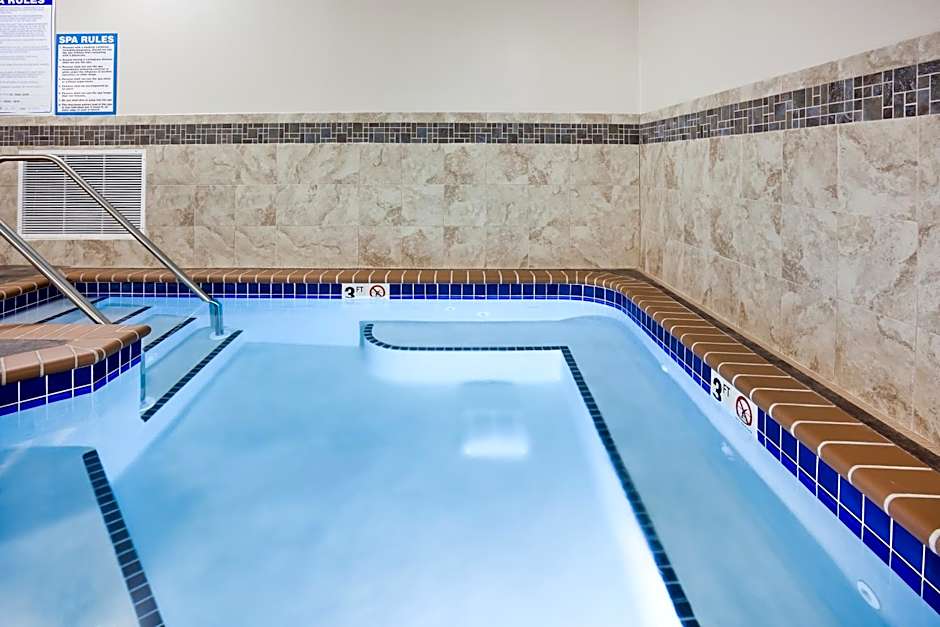 AmericInn by Wyndham DeWitt