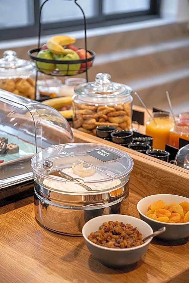 Miss Marrone City Hotel