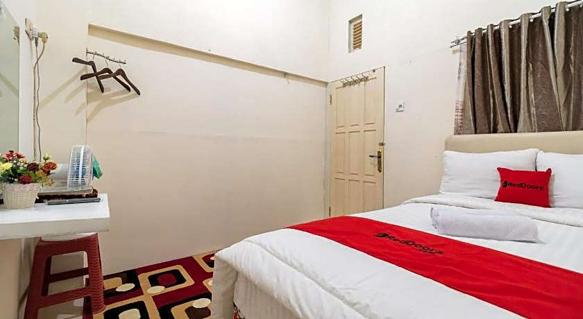 RedDoorz Syariah near Pasar Aur Kuning