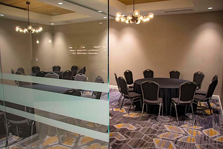 DoubleTree By Hilton Wichita Airport