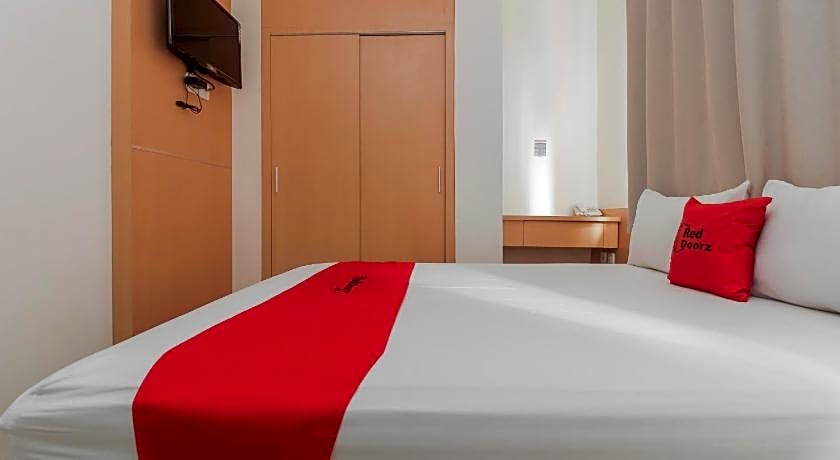 RedDoorz Plus near Galaxy Bekasi