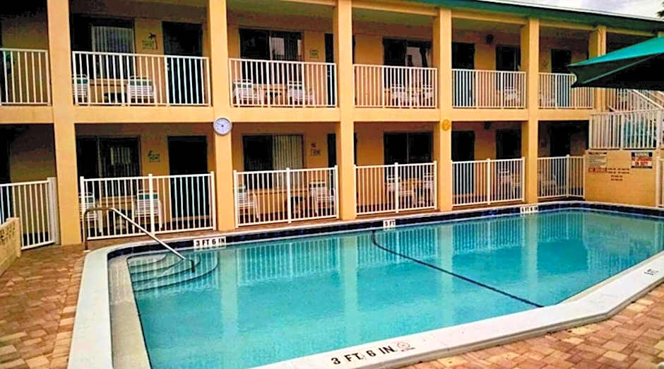 Searenity, Waterside studio in the heart of Treasure Island, walk to beach