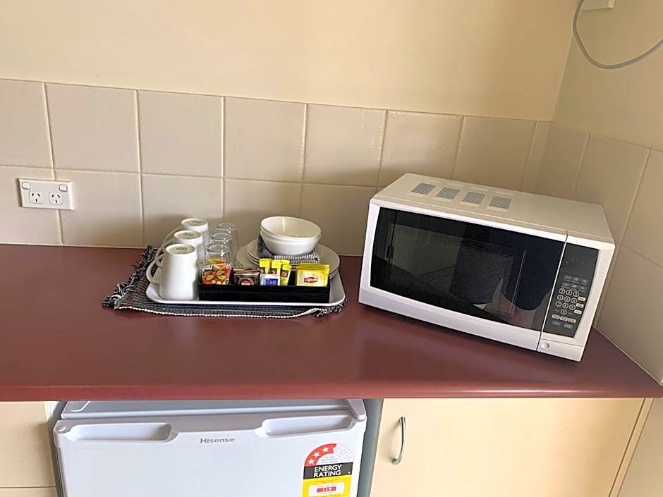 Outback Quarters Motel Hay and Restaurant