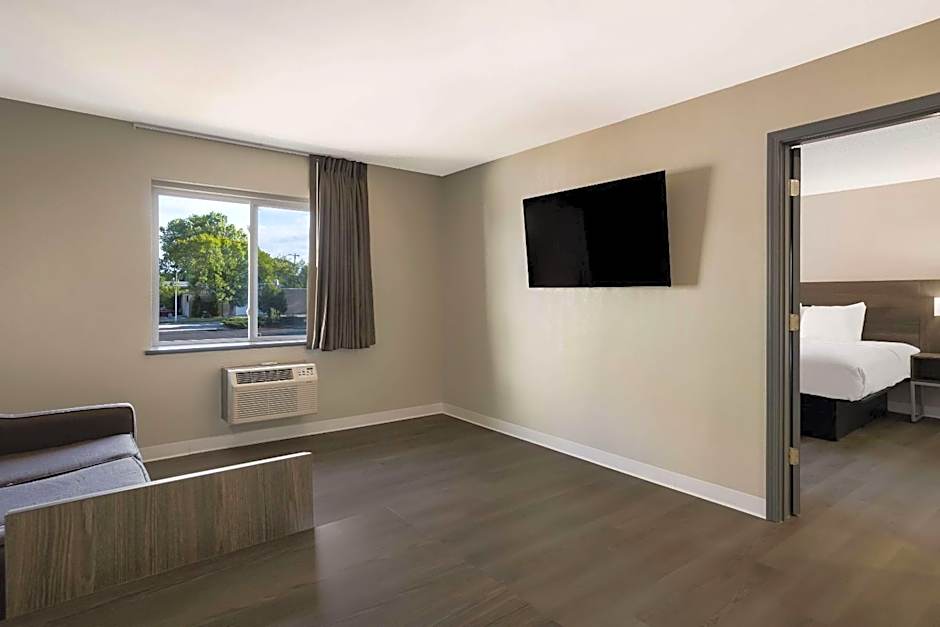 Suburban Studios Milwaukee Airport