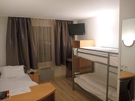 Triple Room with 1 Single Bed and 2 Bunk Beds
