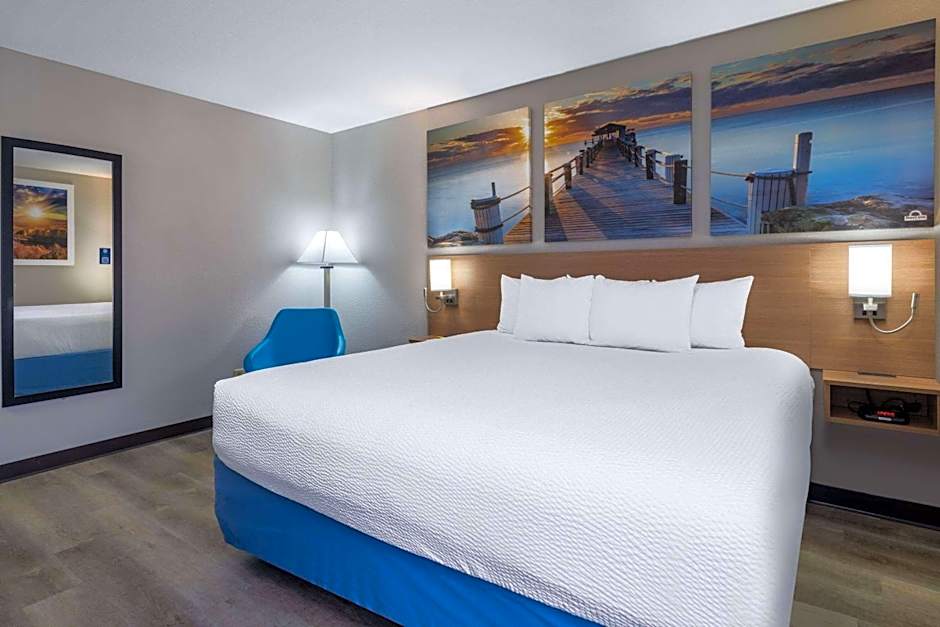 Days Inn & Suites by Wyndham Commerce