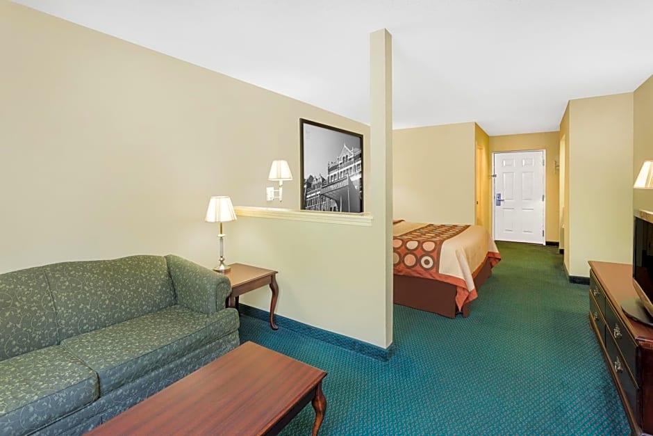 Super 8 by Wyndham Montgomery I-65