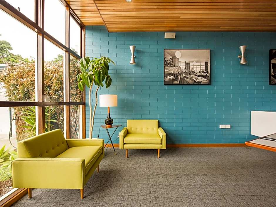 Riverfront Motel & Villas