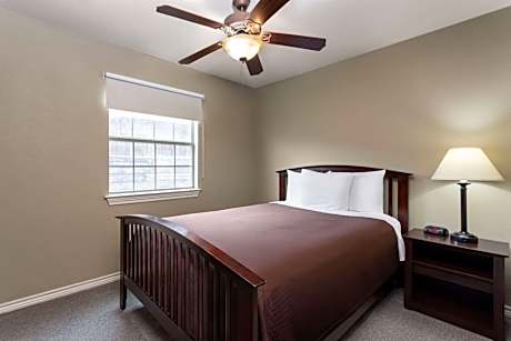 One-Bedroom Queen Suite with Roll-In Shower - Mobility Accessible - Non-Smoking