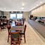 La Quinta Inn & Suites by Wyndham Mercedes Outlet Mall