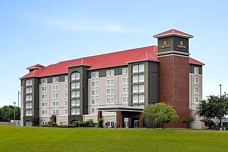 La Quinta Inn & Suites by Wyndham Arlington North Six Flags Drive