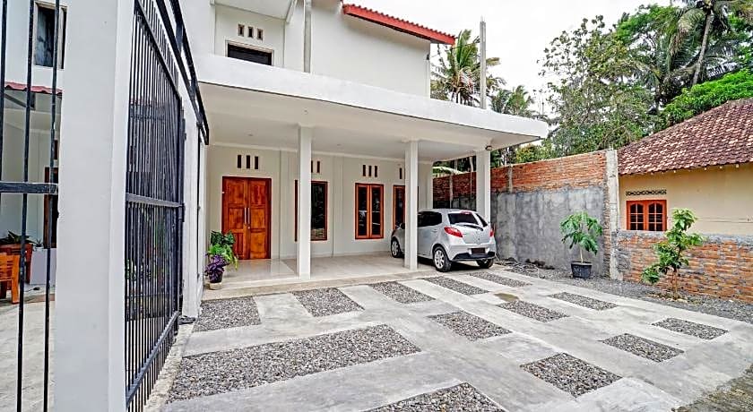 RedDoorz at Omah Candi Sari near Airport YIA