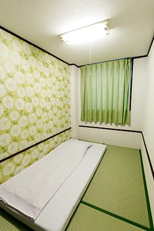 Japanese-Style Single Room with Shared Bathroom - No Air Conditioning