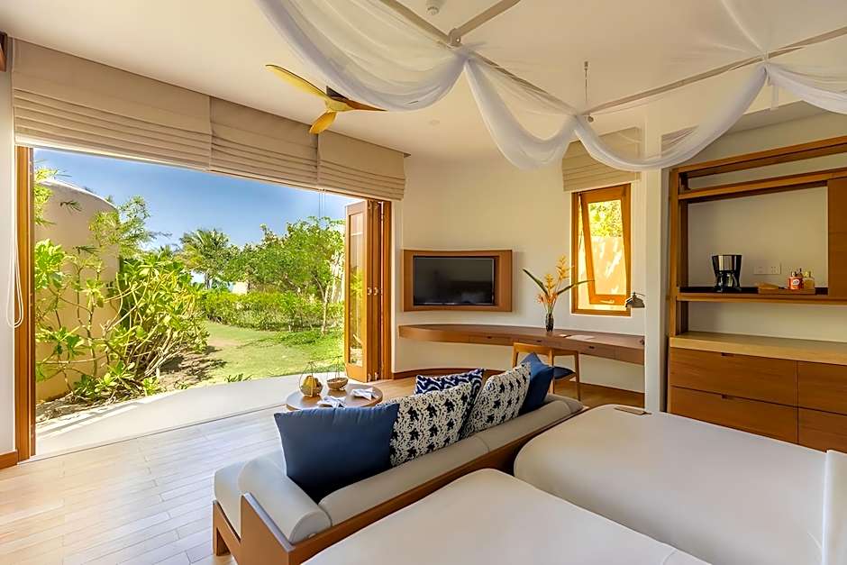 Photo 1 of 8 of Pool Villa 4 Bedroom, Beachfront