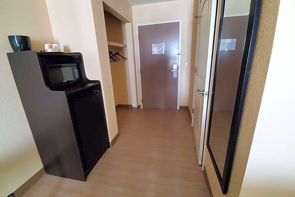 Days Inn & Suites by Wyndham Florence/Jackson Area