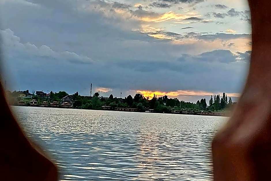 POP 85306 New Peony Houseboat