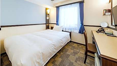 Double Room for Single Use - Non-Smoking