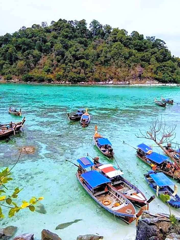 DAYA Beach, Lipe local
