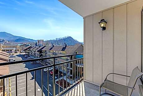 King Suite with Mountain View and Jetted Tub - Non-Smoking